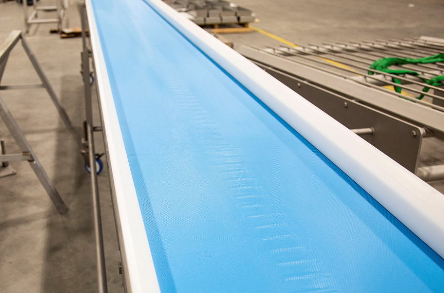 Sanitary belt on a PFI incline belt conveyor