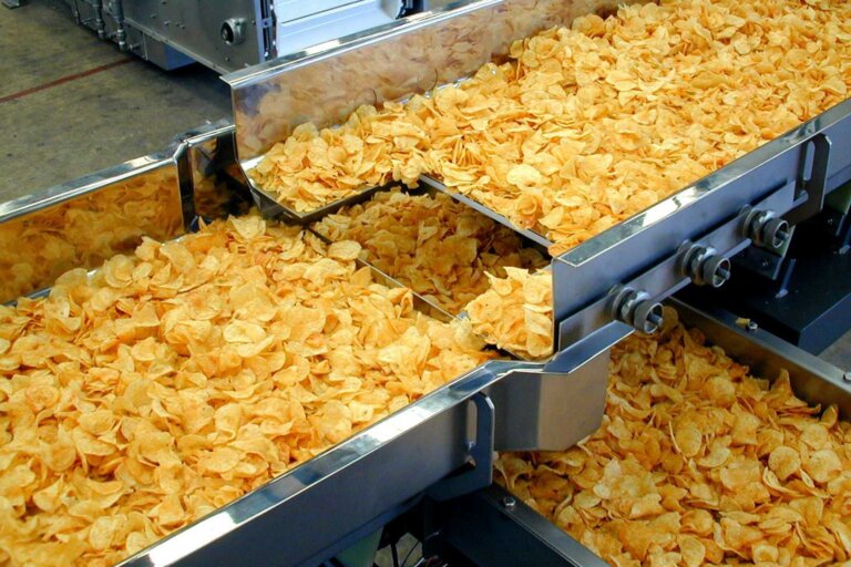 A distribution system as part of a food processing line for potato chips