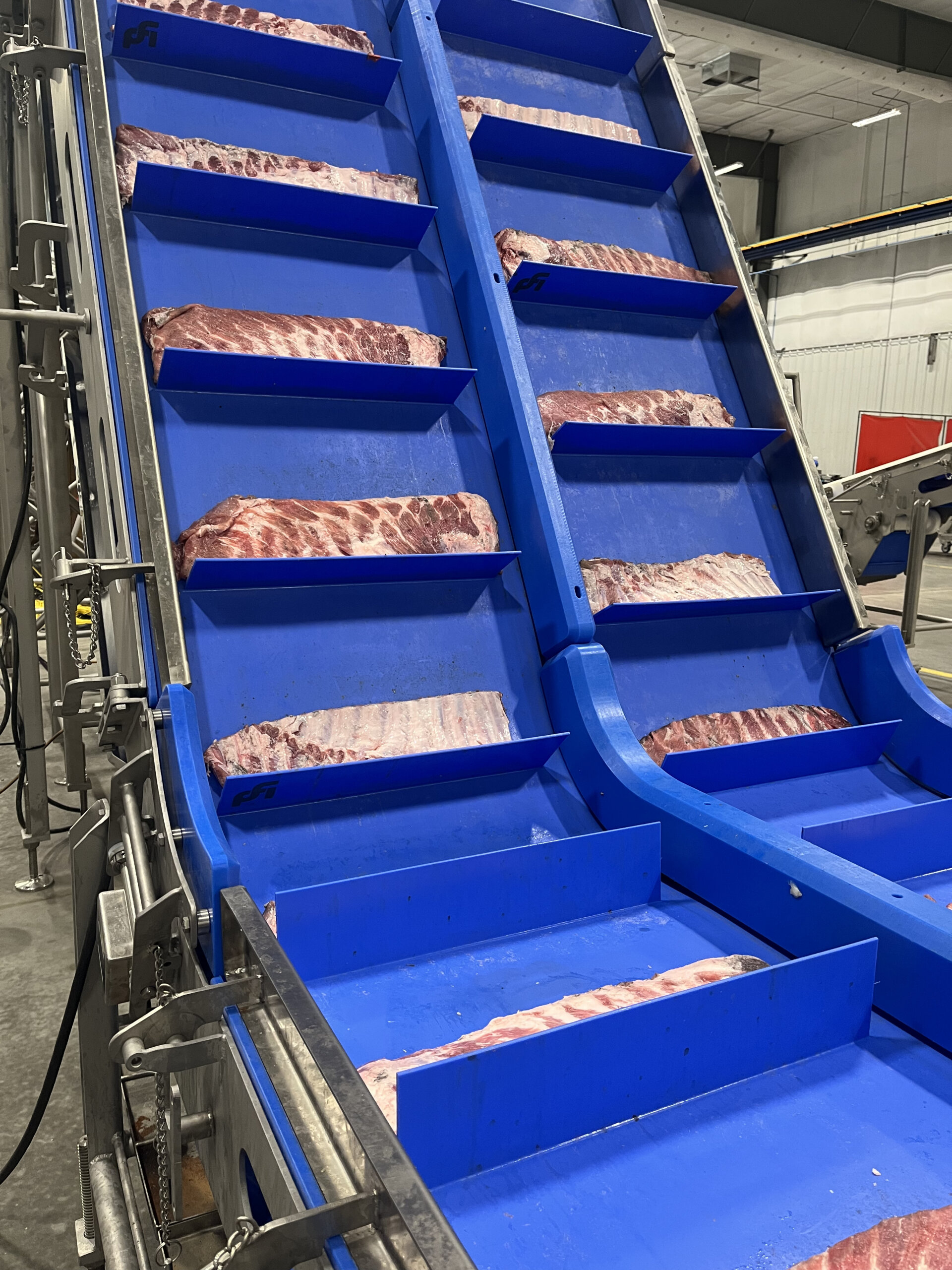 Ribs traveling up an inclined belt conveyor